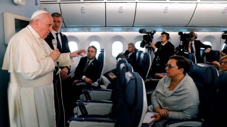 El Papa regresa al Vaticano después de su viaje a Asia y reza a la Virgen María.