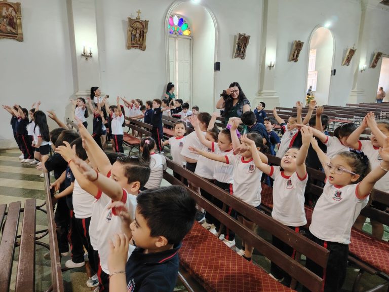 Mes de María Pre kinder C (1)